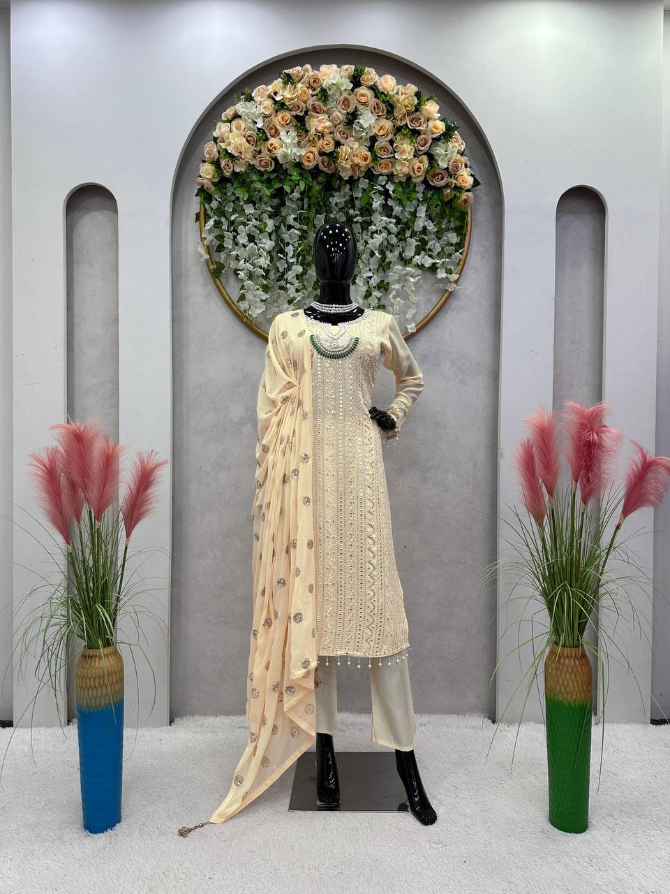 पार्टी वियर लुक सूट सेट थ्रेड और सीक्वेंस वर्क के साथ