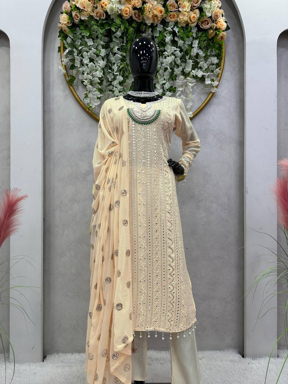 पार्टी वियर लुक सूट सेट थ्रेड और सीक्वेंस वर्क के साथ