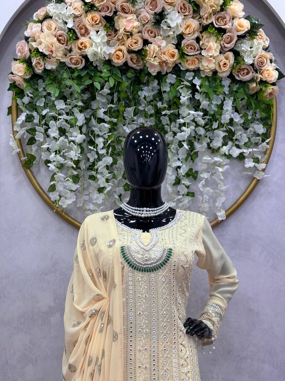 पार्टी वियर लुक सूट सेट थ्रेड और सीक्वेंस वर्क के साथ