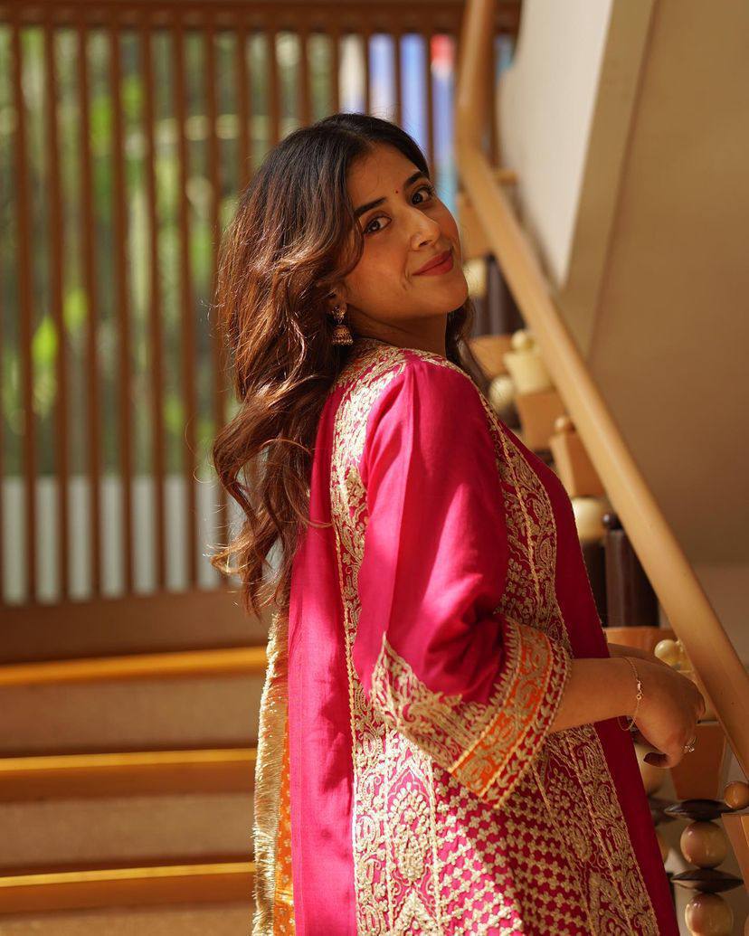 पार्टी वियर लुक डिज़ाइनर टॉप और बॉटम दुपट्टे के साथ