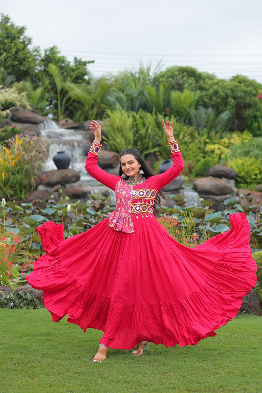 नवरात्रि स्पेशल कढ़ाई वर्क वाला खूबसूरत गाउन