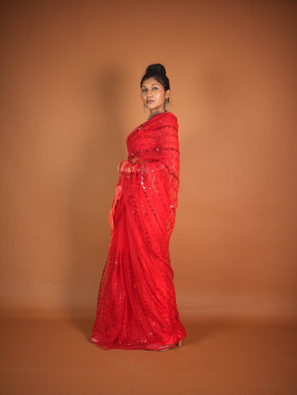 इंद्रधनुषी सीक्वेंस और धागे के काम वाली पार्टी वियर खूबसूरत साड़ी