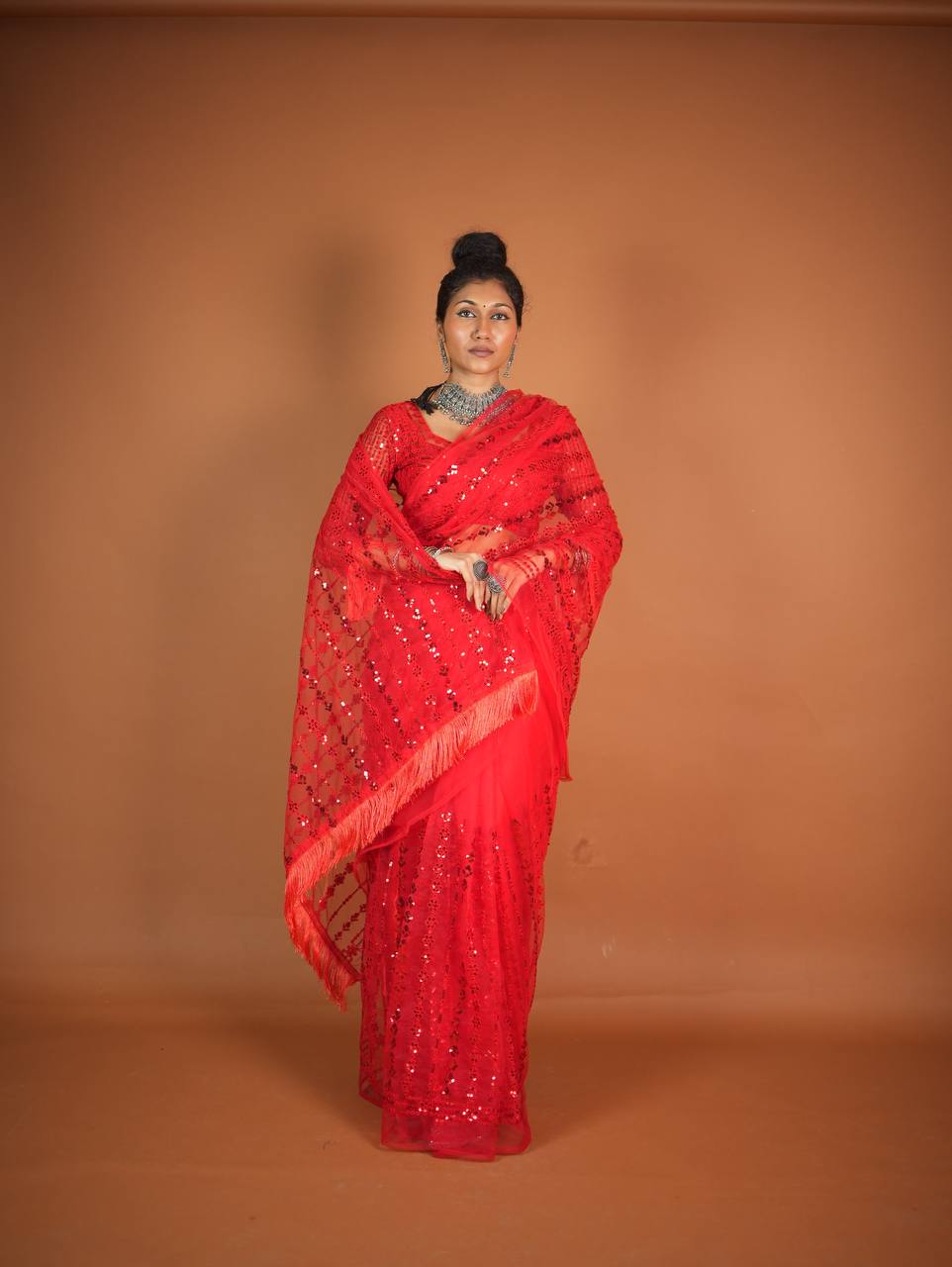 इंद्रधनुषी सीक्वेंस और धागे के काम वाली पार्टी वियर खूबसूरत साड़ी