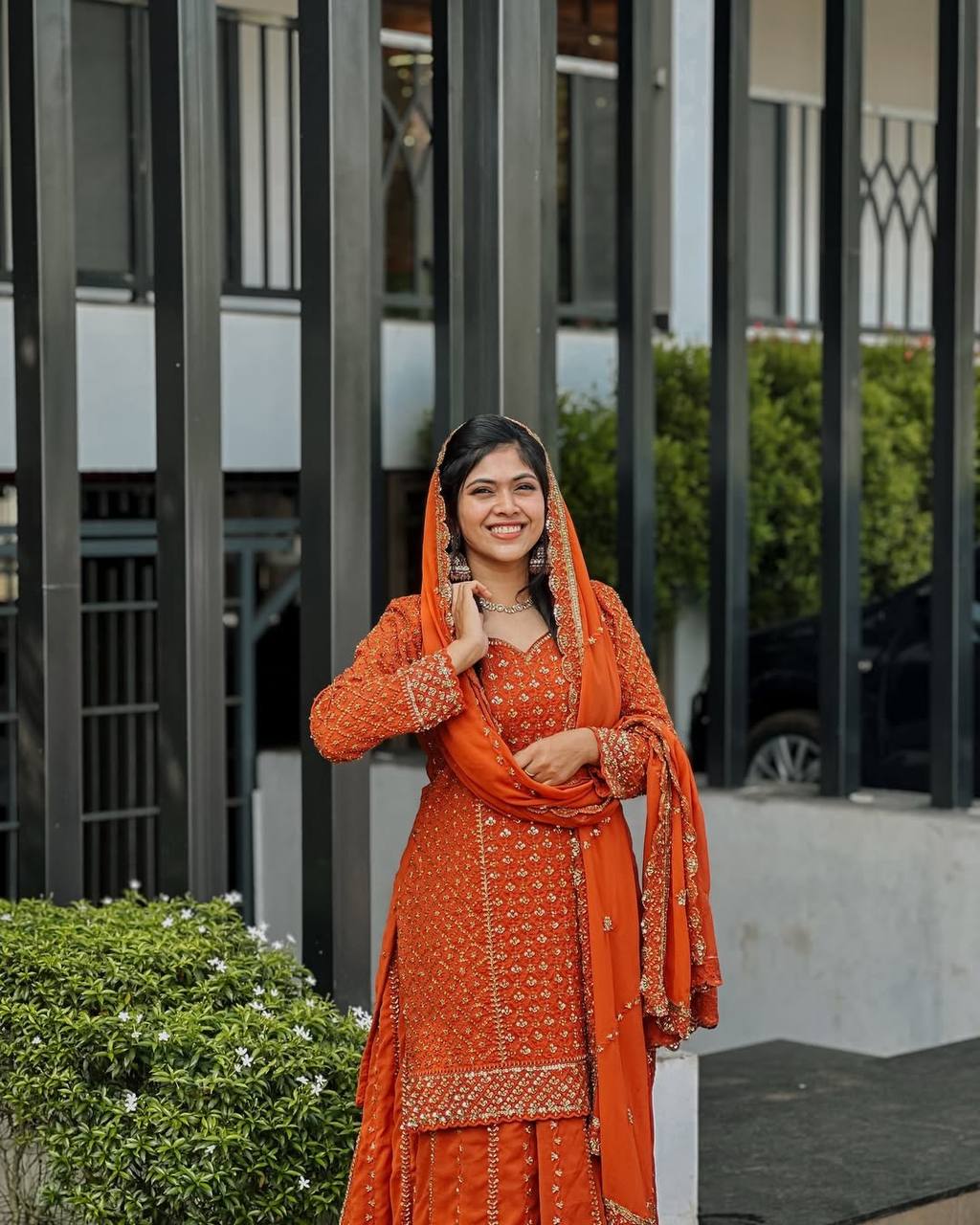 ज़री और सेक्विन कढ़ाई के काम के साथ पार्टी वियर लुक सूट सेट