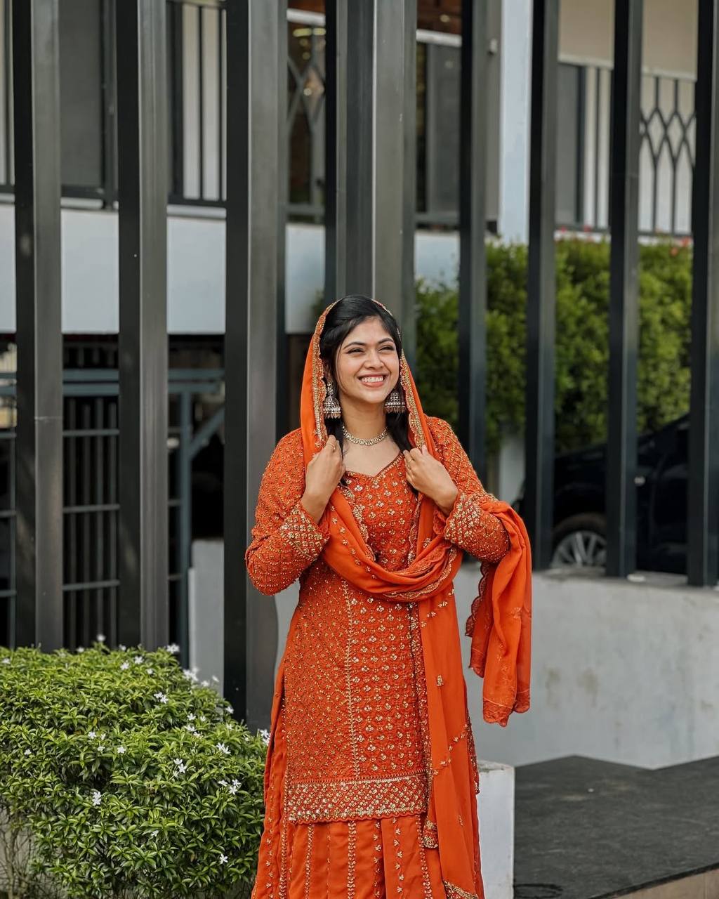 ज़री और सेक्विन कढ़ाई के काम के साथ पार्टी वियर लुक सूट सेट