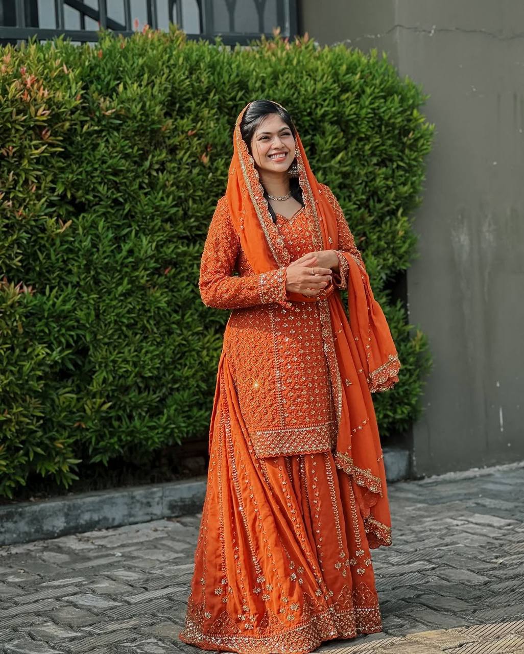 ज़री और सेक्विन कढ़ाई के काम के साथ पार्टी वियर लुक सूट सेट