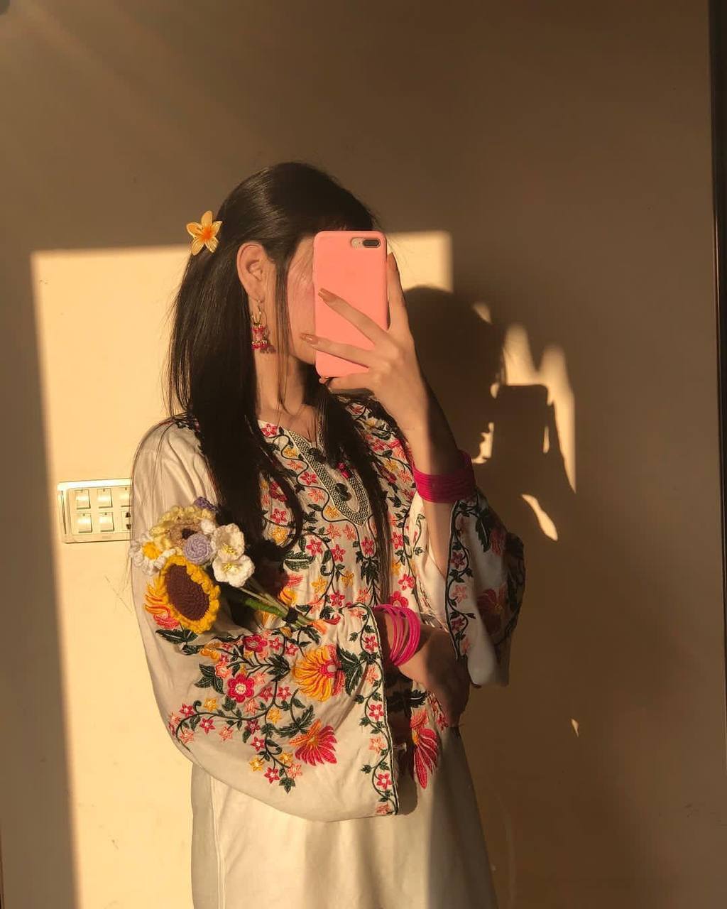 धागे की कढ़ाई के साथ सुंदर टॉप और बॉटम