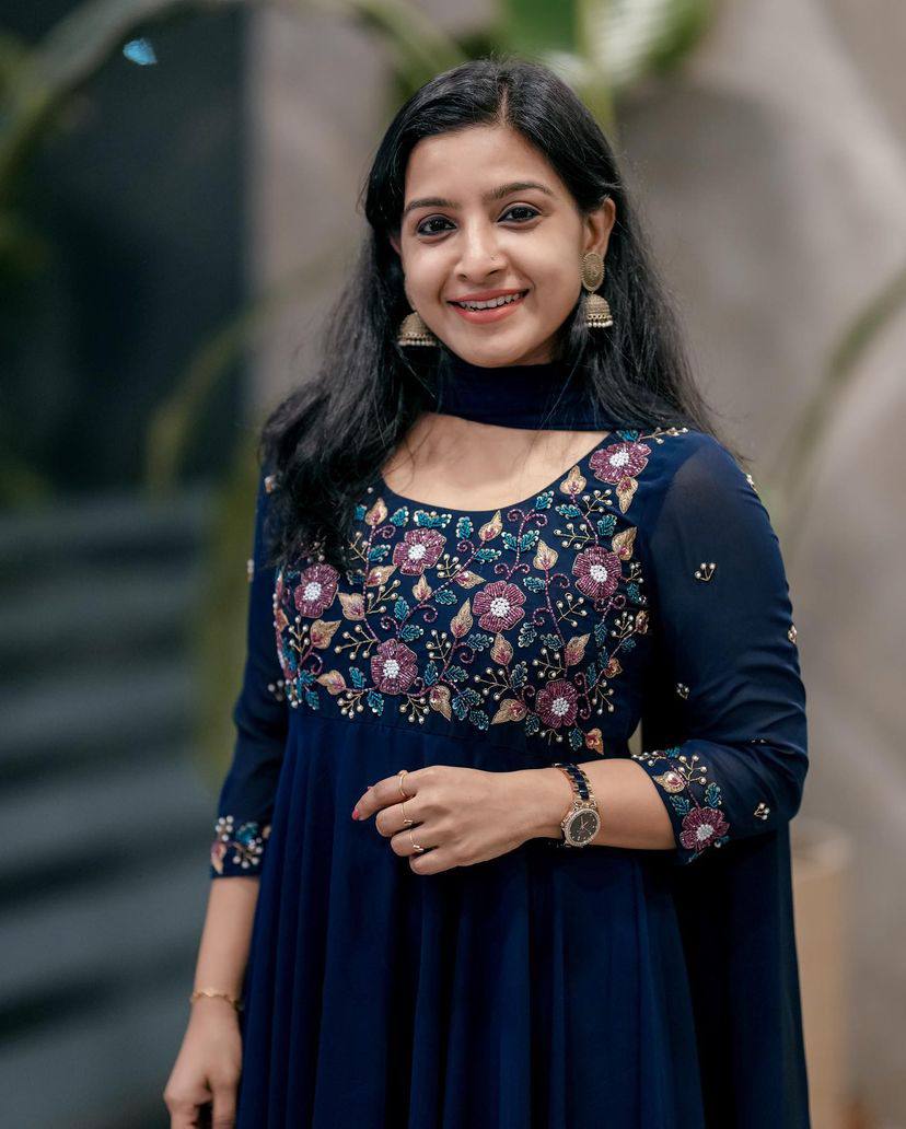 पार्टी वियर लुक डिज़ाइनर गाउन और दुपट्टा