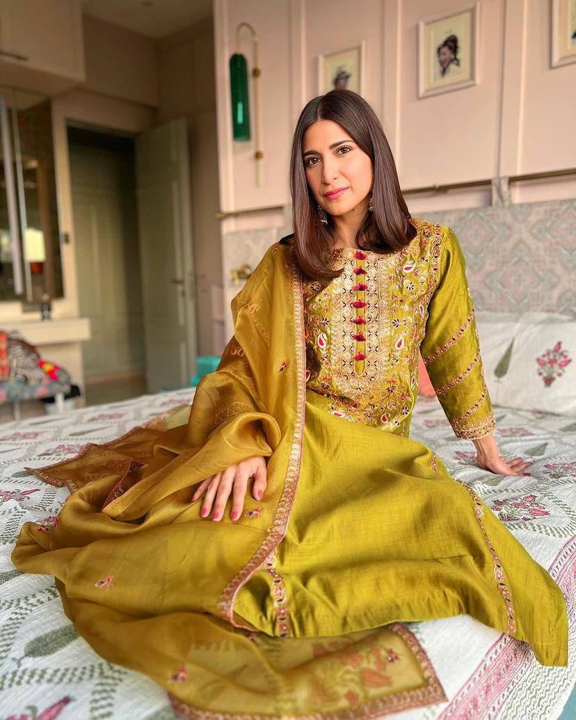 पार्टी वियर लुक डिज़ाइनर टॉप और बॉटम दुपट्टे के साथ