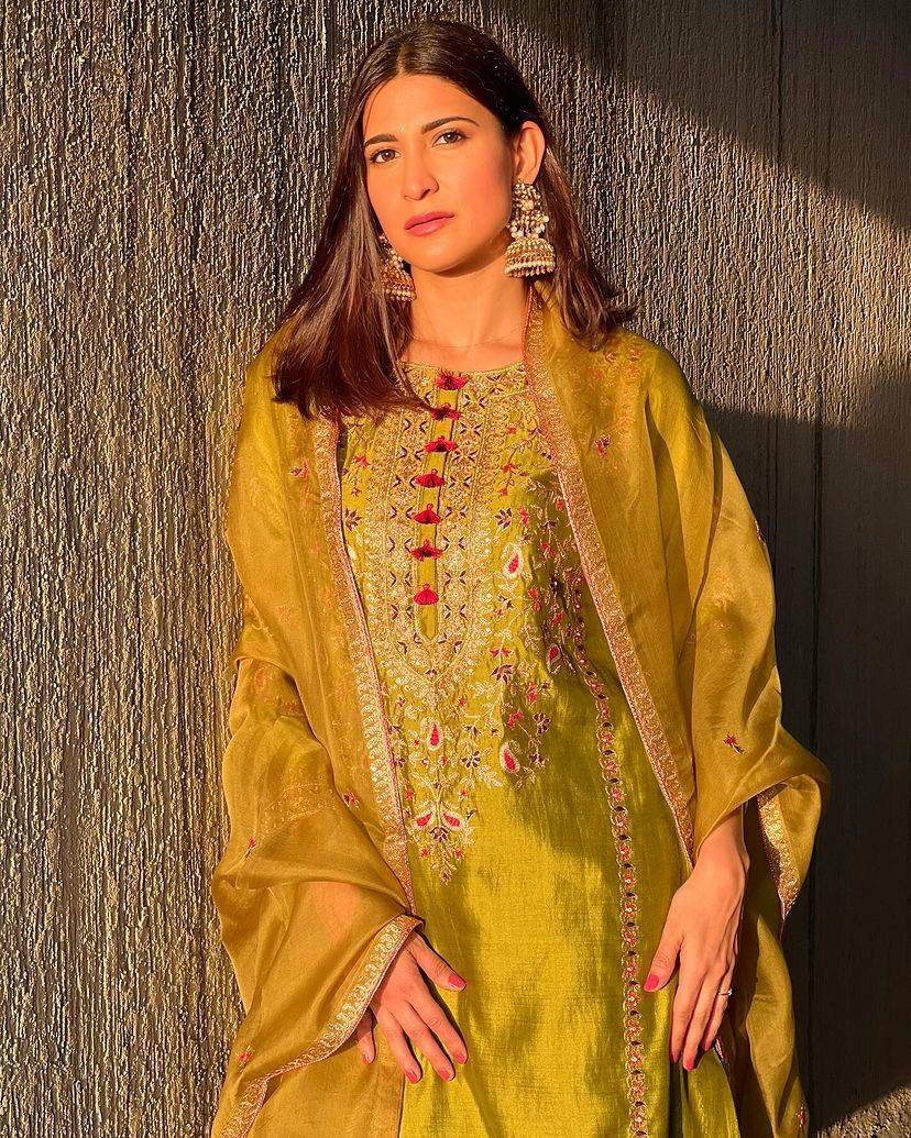 पार्टी वियर लुक डिज़ाइनर टॉप और बॉटम दुपट्टे के साथ