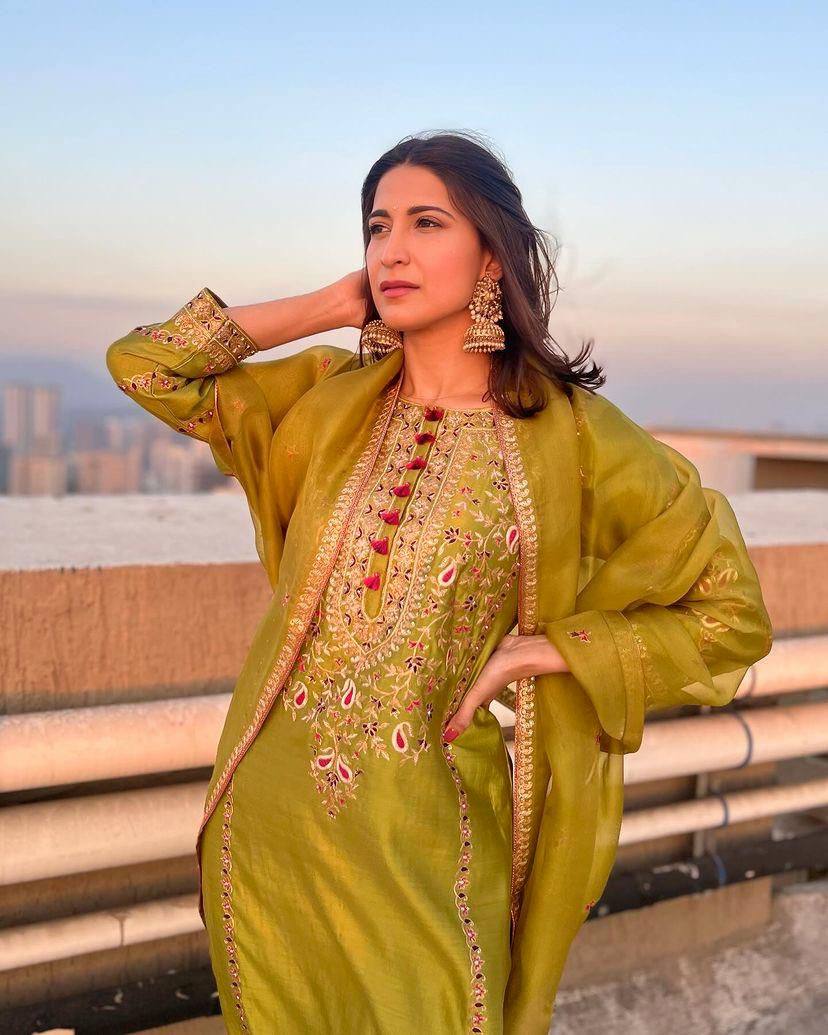 पार्टी वियर लुक डिज़ाइनर टॉप और बॉटम दुपट्टे के साथ