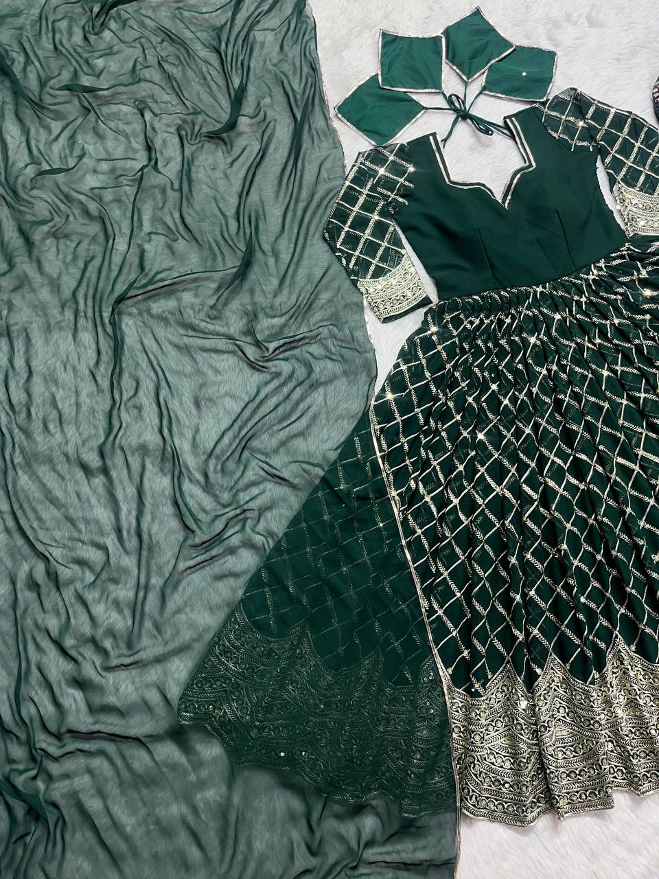 नए फैंसी स्टाइल में डिज़ाइनर अनारकली गाउन और दुपट्टे के साथ पैंट