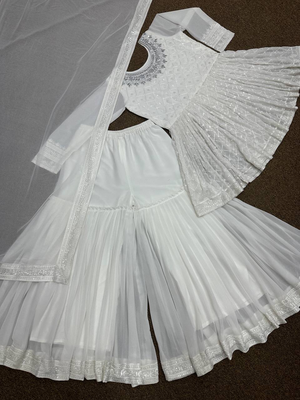 पार्टी वियर टॉप-बॉटम और दुपट्टा कढ़ाई सीक्वेंस वर्क के साथ