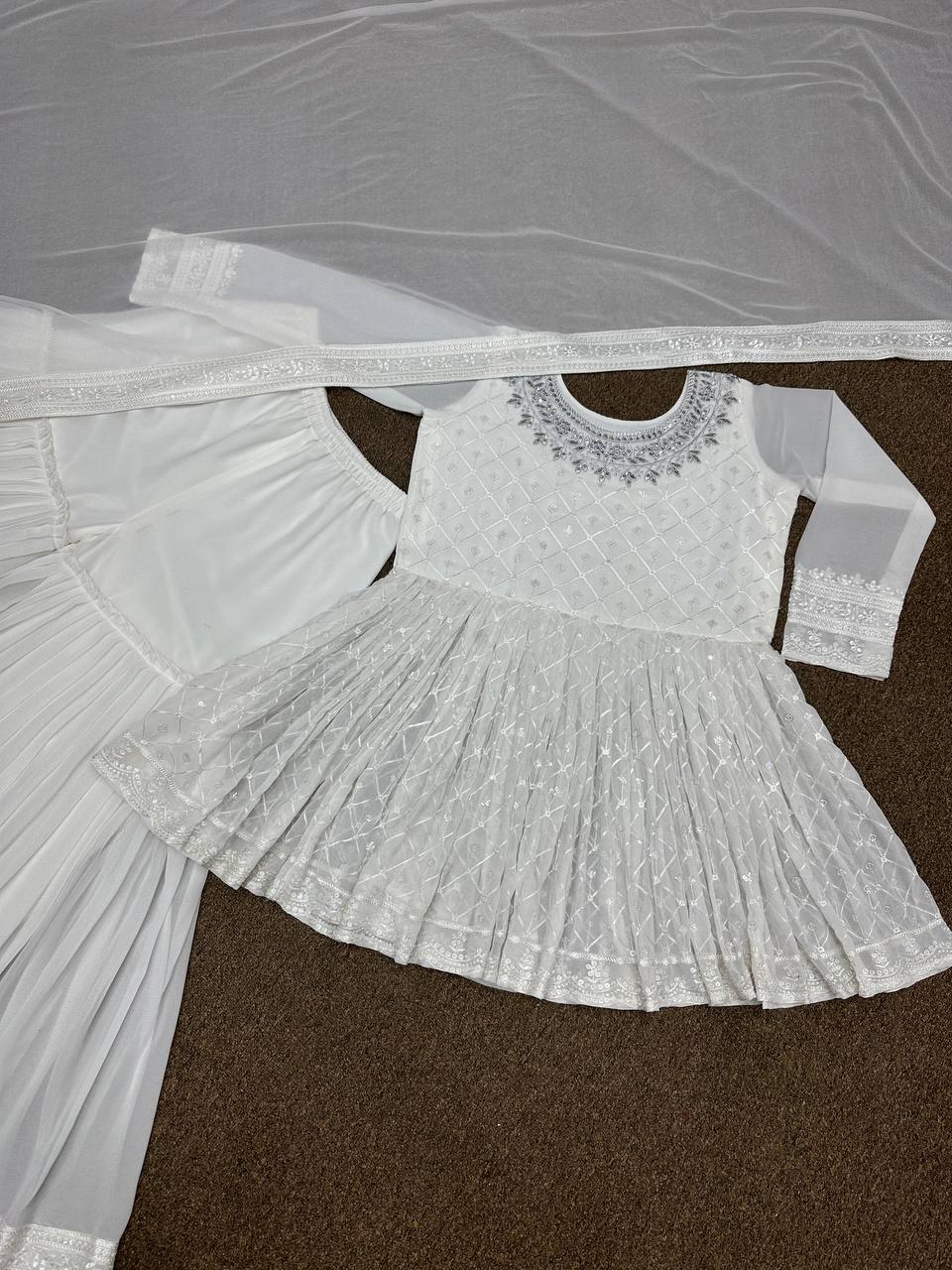 पार्टी वियर टॉप-बॉटम और दुपट्टा कढ़ाई सीक्वेंस वर्क के साथ