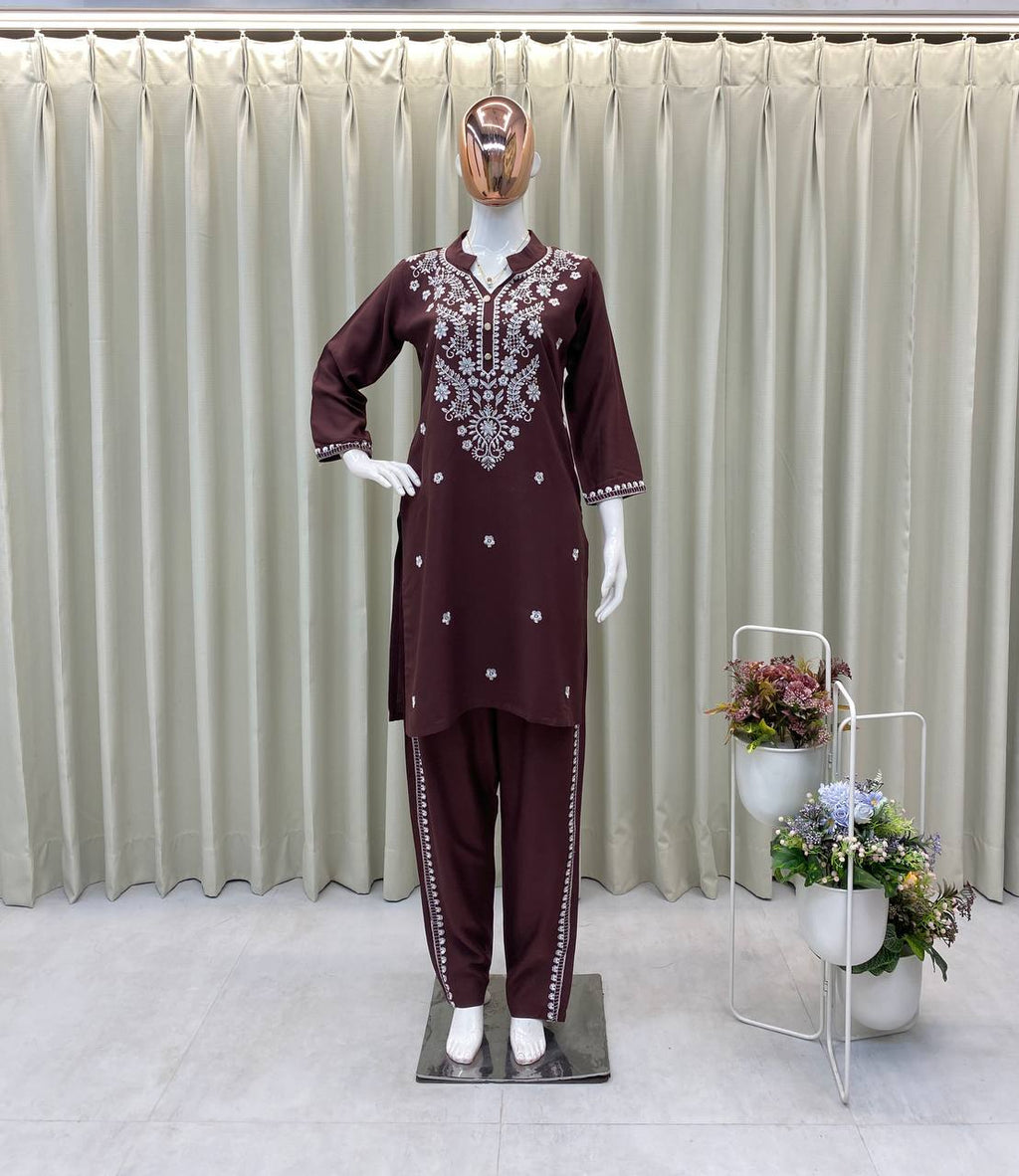 पार्टी वियर में खूबसूरत टॉप और बॉटम लुक