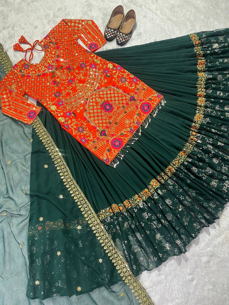 नए फैंसी स्टाइल में डिज़ाइनर पार्टी वियर लहंगा-टॉप