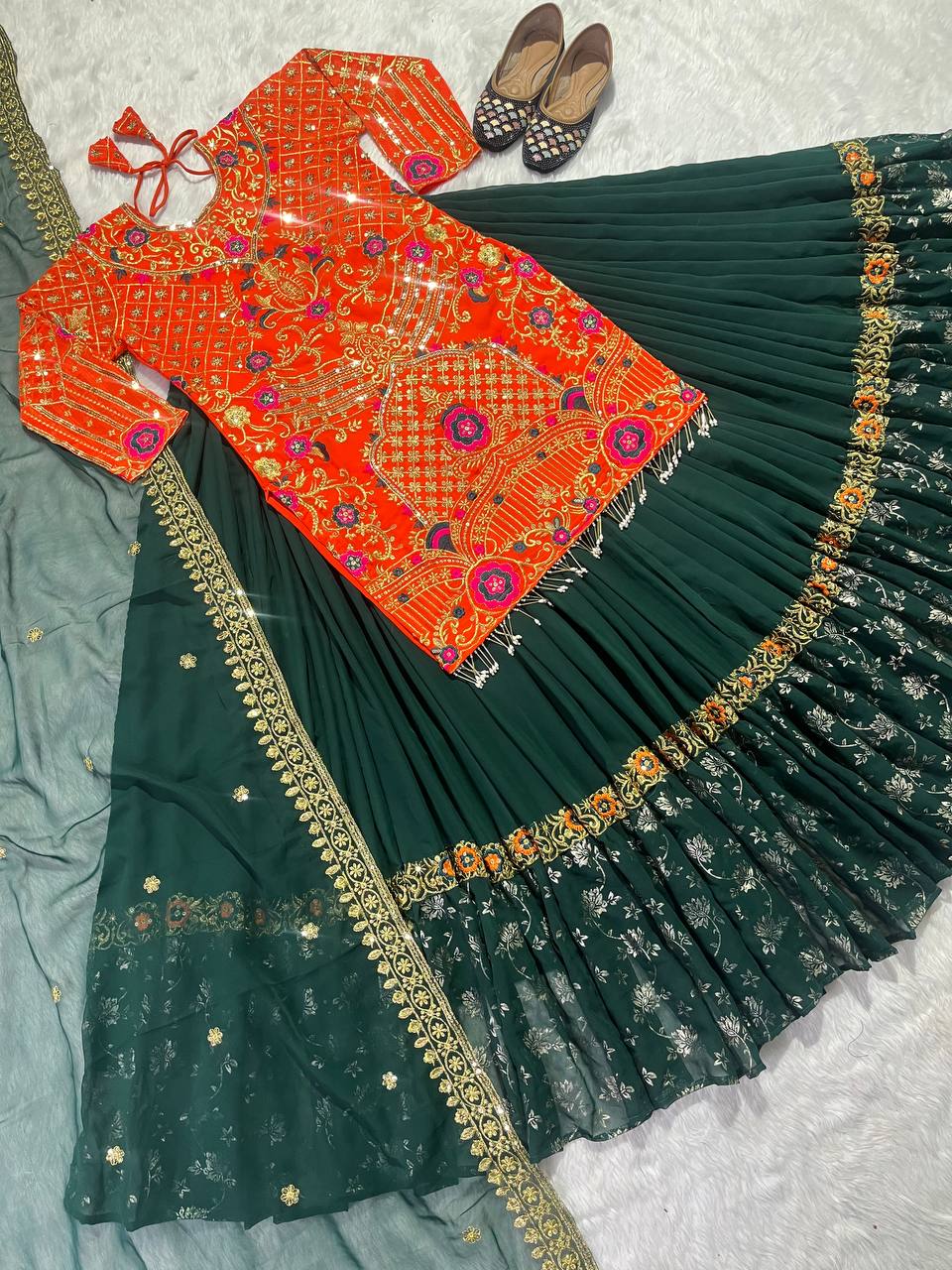 नए फैंसी स्टाइल में डिज़ाइनर पार्टी वियर लहंगा-टॉप