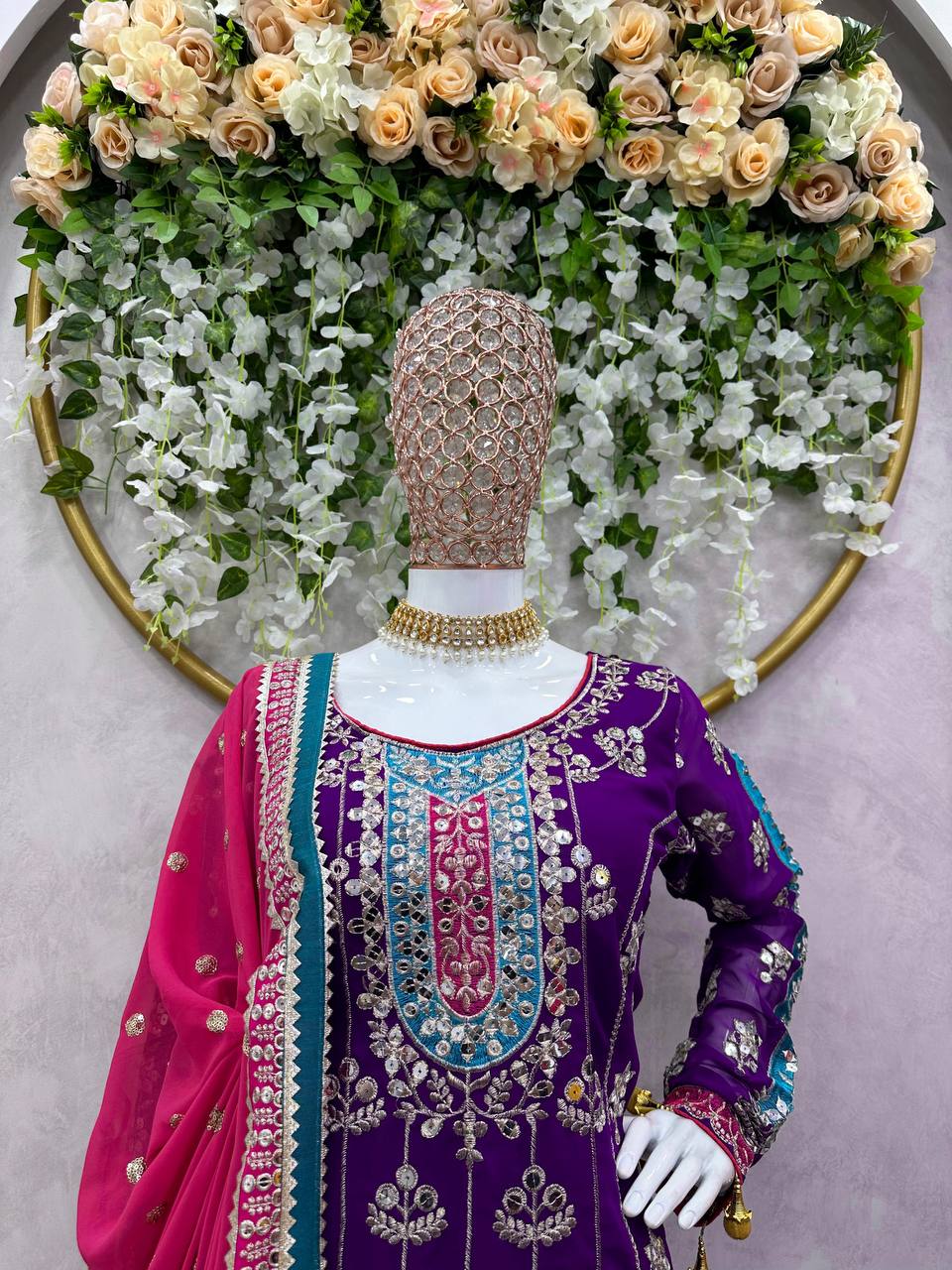 पार्टी वियर लुक सूट सेट थ्रेड और सीक्वेंस वर्क के साथ