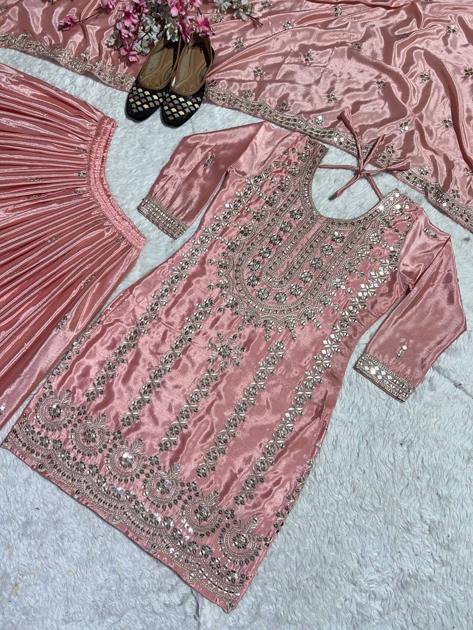 पार्टी वियर डिज़ाइनर टॉप बॉटम और दुपट्टा भारी कढ़ाई के काम के साथ
