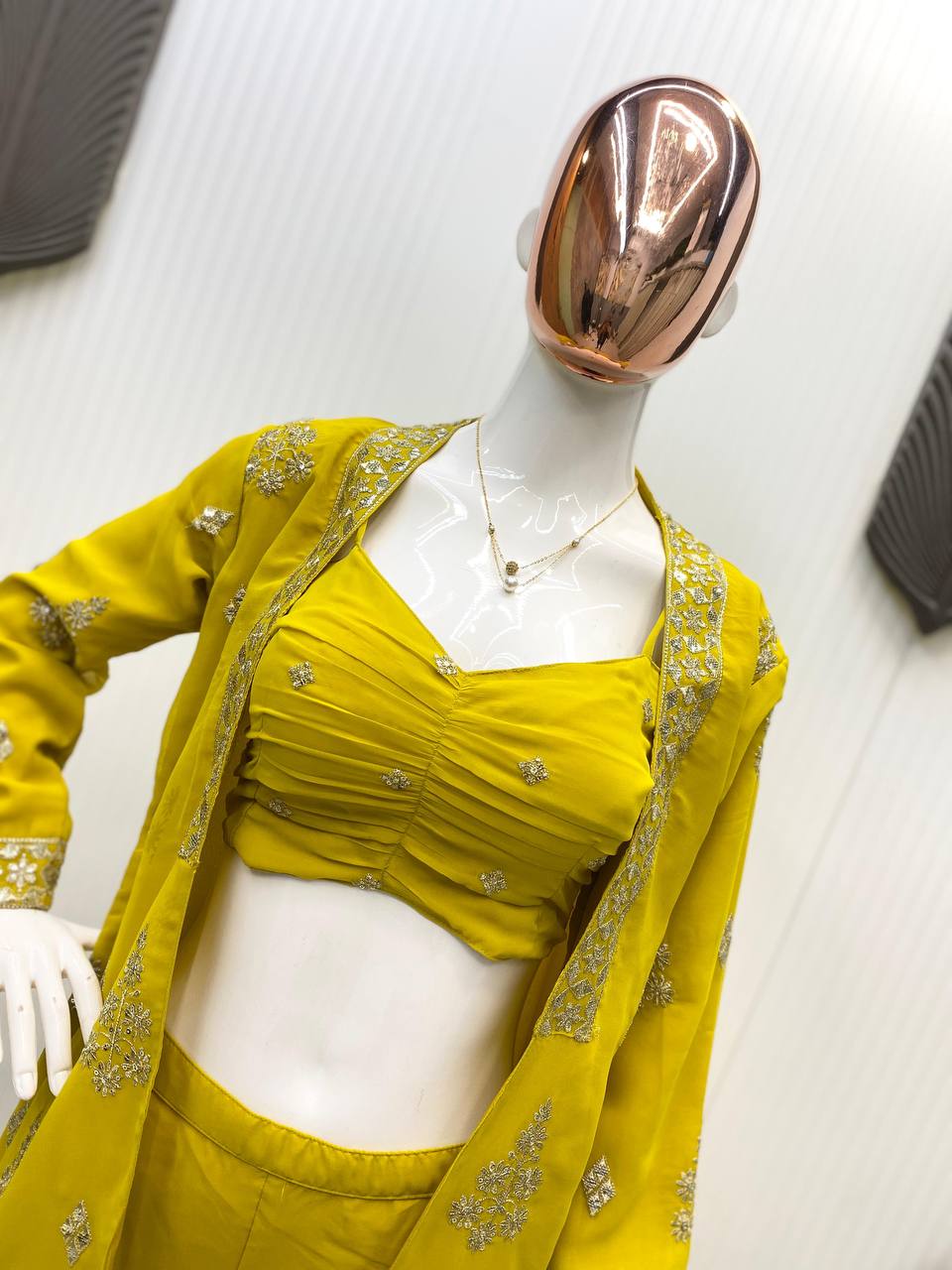 पार्टी वियर लुक: ब्लाउज और कोटी के साथ खूबसूरत प्लाजो