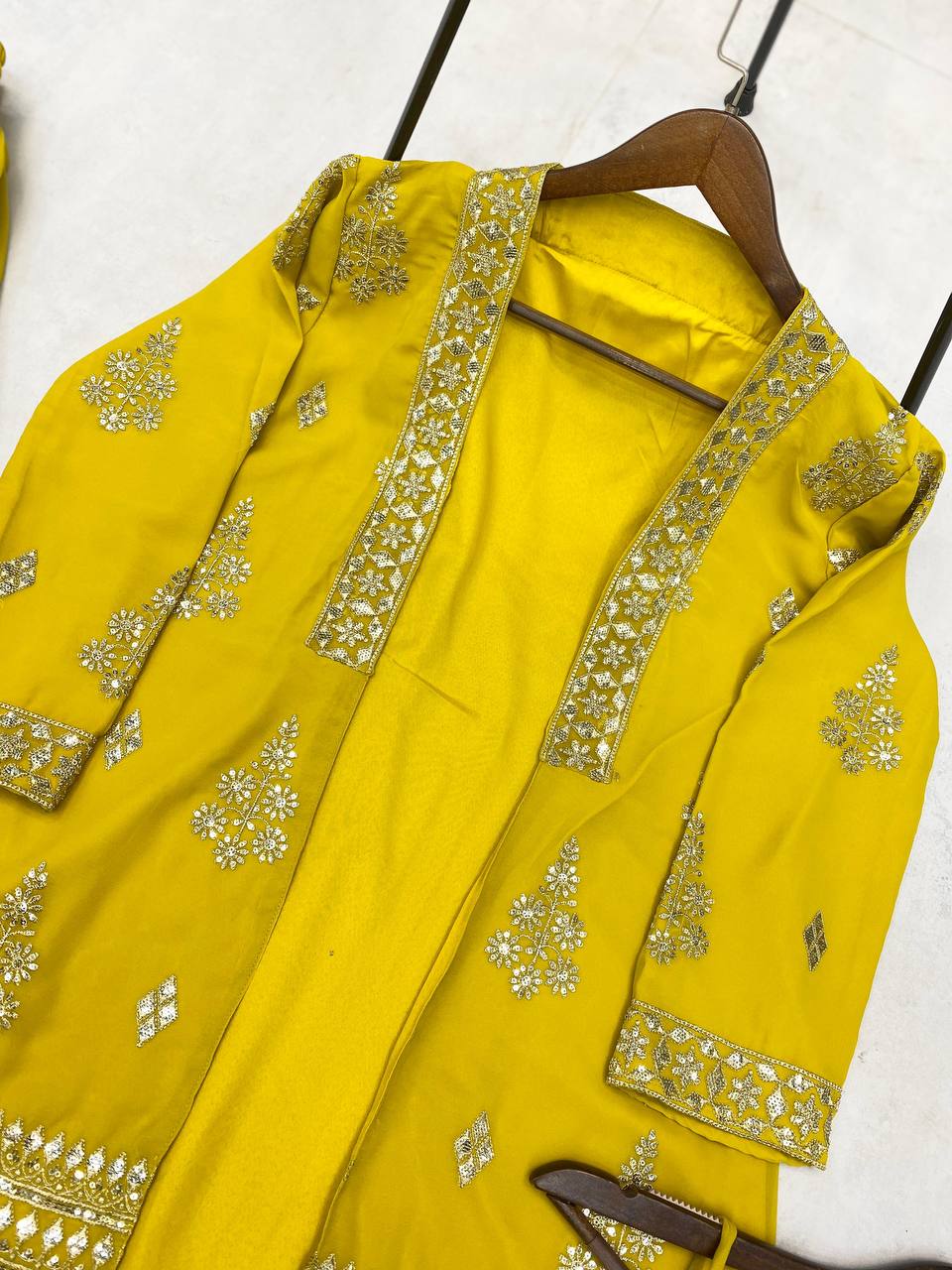 सीक्वेंस एम्ब्रॉयडरी वर्क के साथ डिज़ाइनर पार्टी वियर इंडो वेस्टर्न