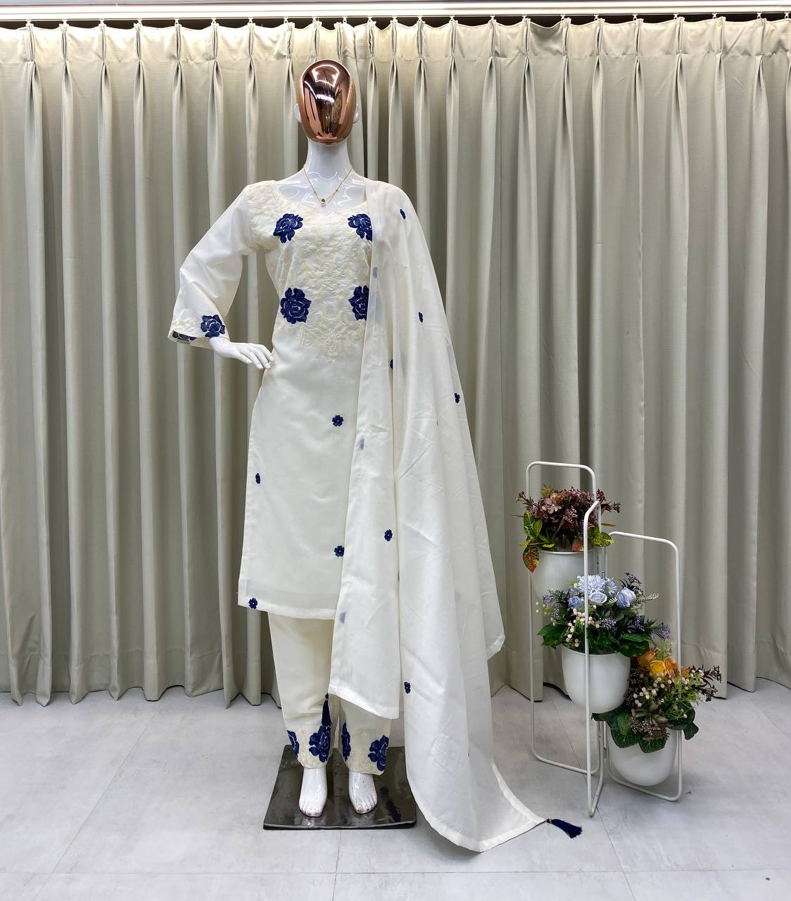 पार्टी वियर सुंदर टॉप और पैंट दुपट्टे के साथ