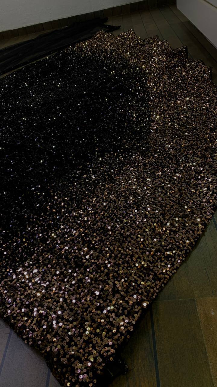 भारी सीक्वेंस वर्क के साथ पार्टी वियर लहंगा चोली