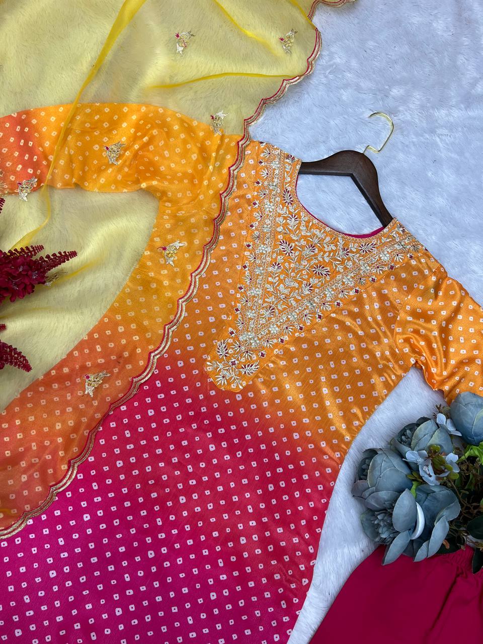 भारी कढ़ाई के काम के साथ डिजिटल प्रिंट वाला फैंसी सूट सेट 