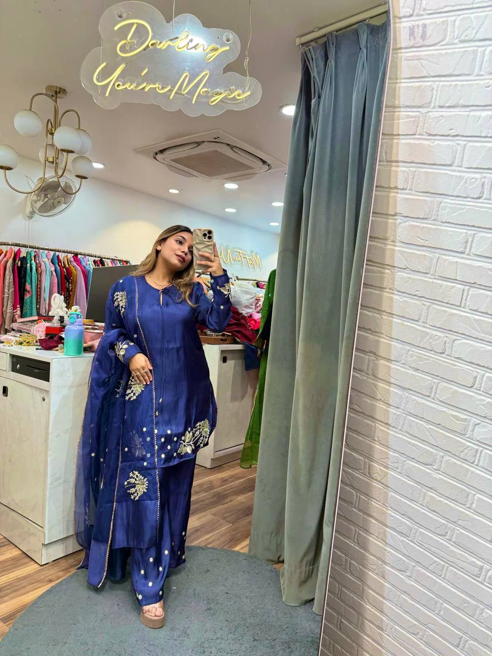 कढ़ाई अनुक्रम कार्य के साथ डिजाइनर टॉप-बॉटम और दुपट्टा