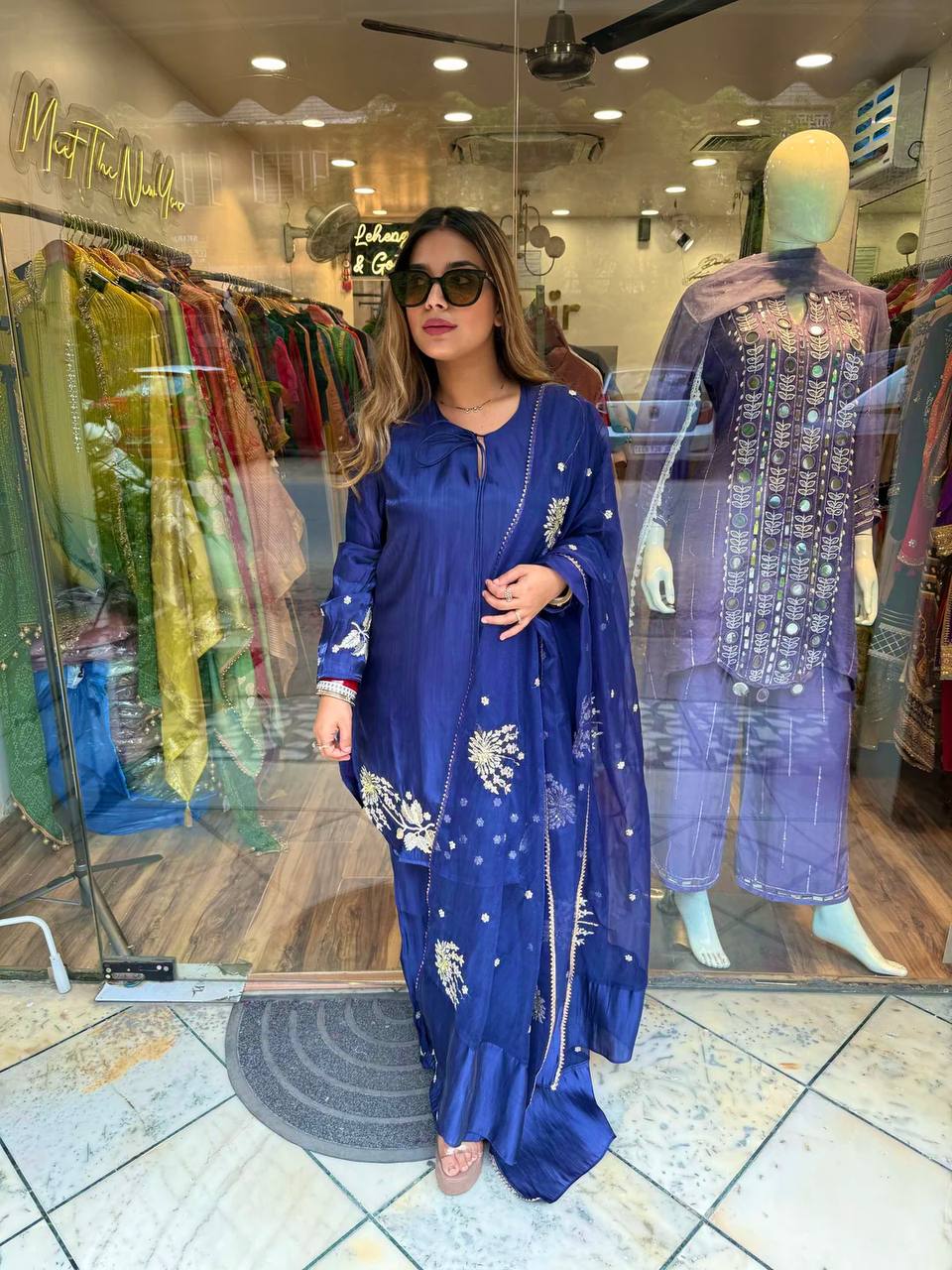 कढ़ाई अनुक्रम कार्य के साथ डिजाइनर टॉप-बॉटम और दुपट्टा