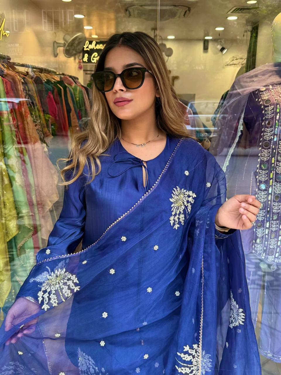 कढ़ाई अनुक्रम कार्य के साथ डिजाइनर टॉप-बॉटम और दुपट्टा