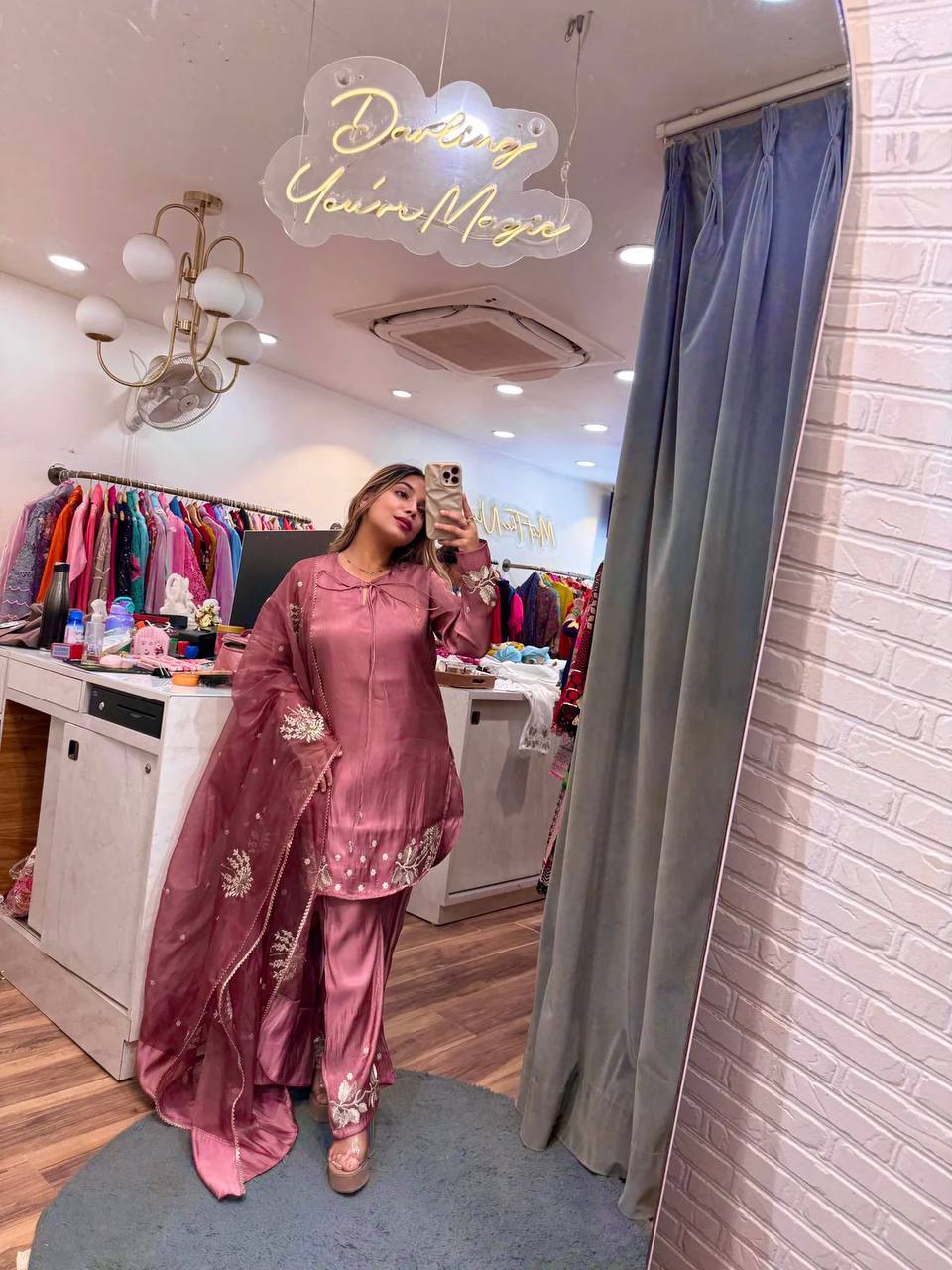 कढ़ाई अनुक्रम कार्य के साथ डिजाइनर टॉप-बॉटम और दुपट्टा