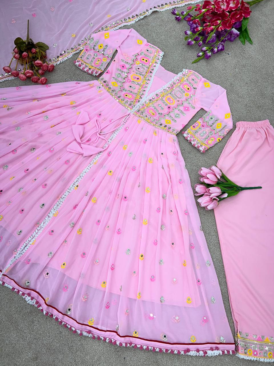 ऊपर-नीचे और दुपट्टे पर भारी कढ़ाई वाला सीक्वेंस वर्क