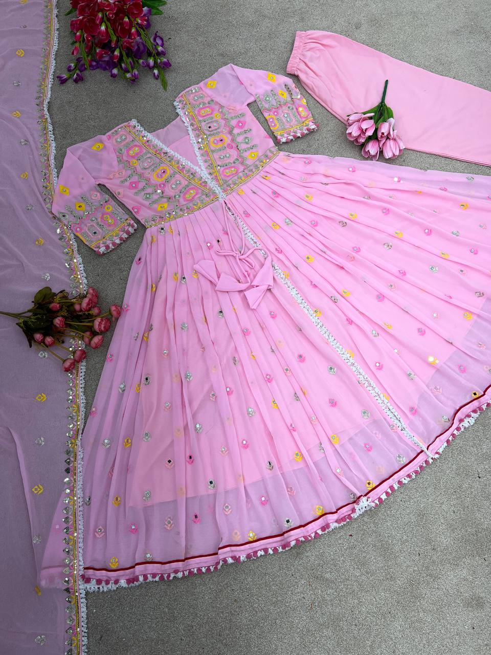 ऊपर-नीचे और दुपट्टे पर भारी कढ़ाई वाला सीक्वेंस वर्क