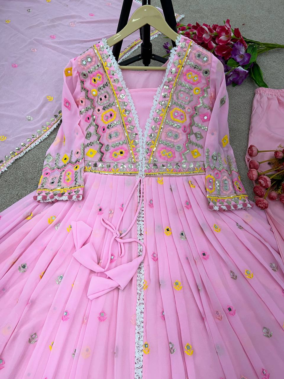 ऊपर-नीचे और दुपट्टे पर भारी कढ़ाई वाला सीक्वेंस वर्क