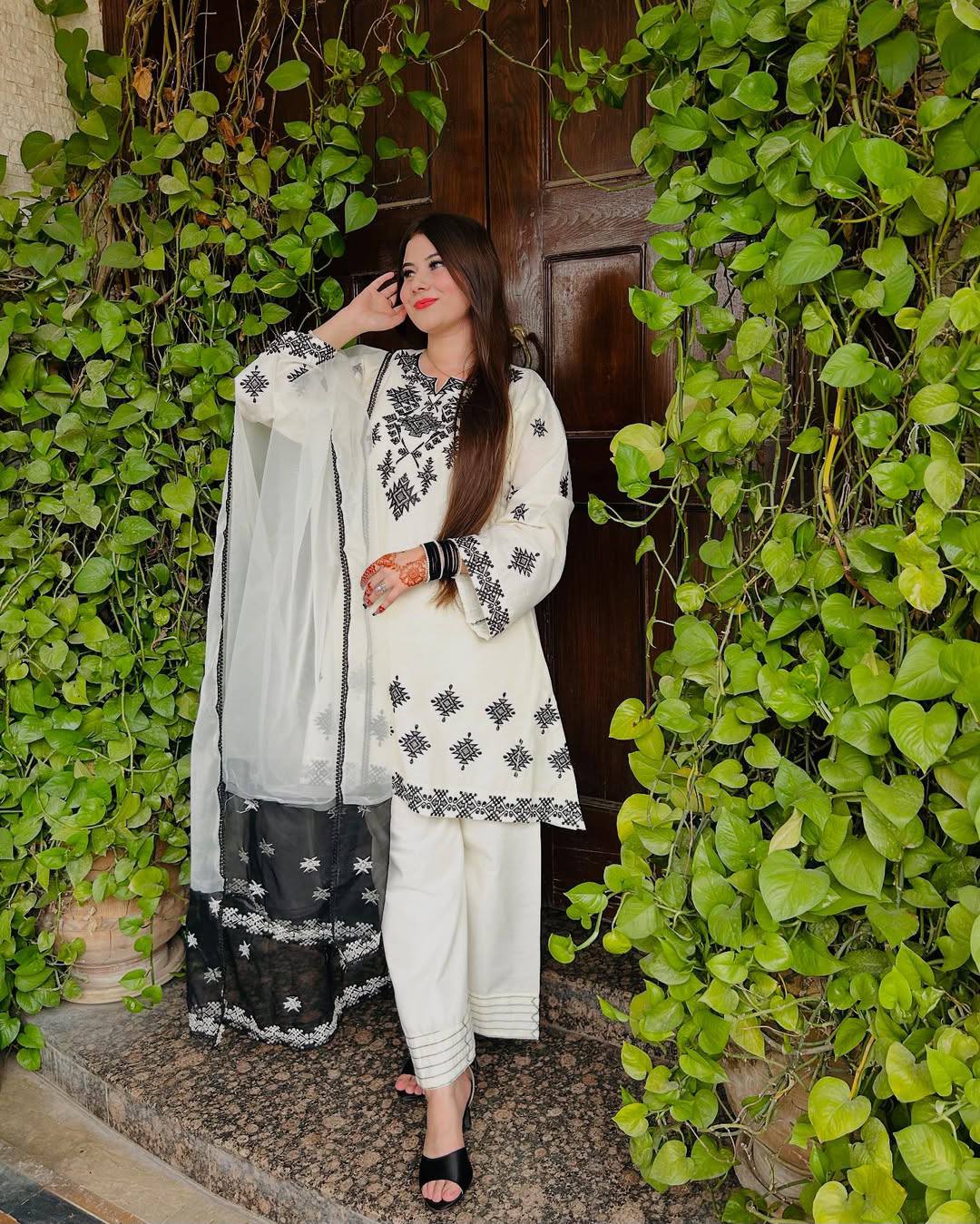 पार्टी वियर लुक टॉप-बॉटम और दुपट्टा थ्रेड एम्ब्रॉयडरी वर्क के साथ