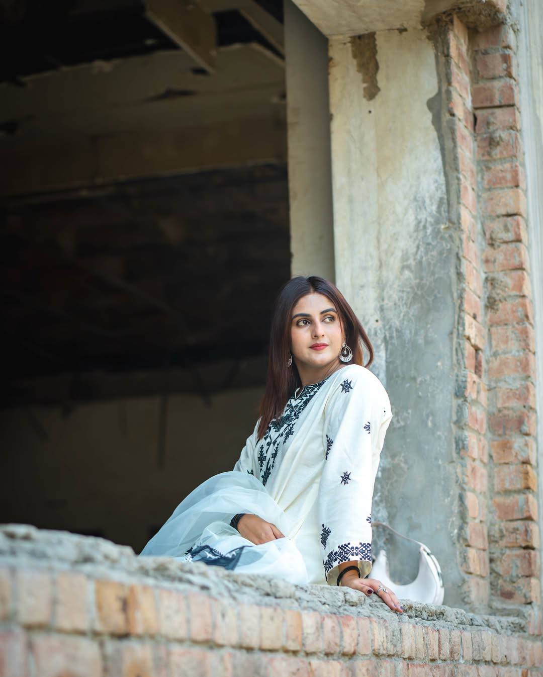 पार्टी वियर लुक टॉप-बॉटम और दुपट्टा थ्रेड एम्ब्रॉयडरी वर्क के साथ