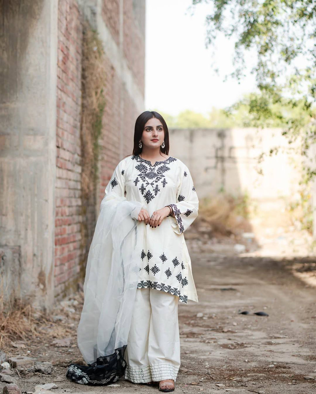 पार्टी वियर लुक टॉप-बॉटम और दुपट्टा थ्रेड एम्ब्रॉयडरी वर्क के साथ