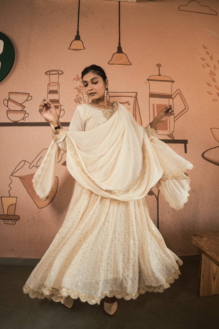 पार्टी वियर डिज़ाइनर गाउन, पेंट और दुपट्टा