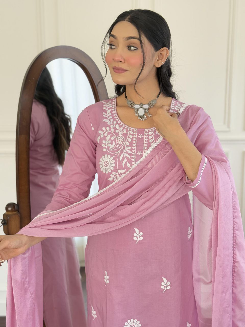 पार्टी वियर लुक: दुपट्टे के साथ टॉप और बॉटम में खूबसूरत दिखें