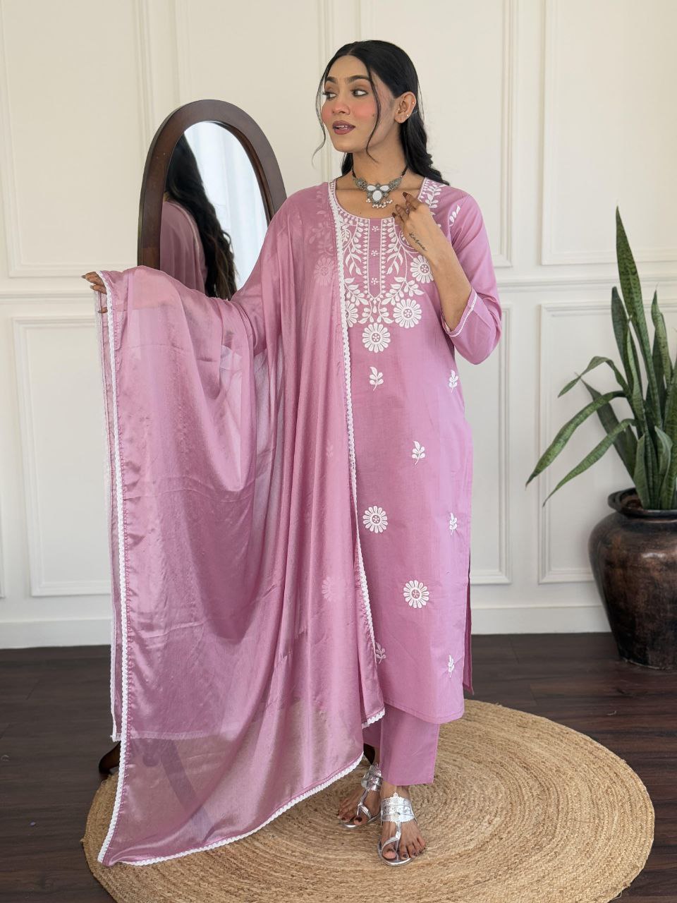 पार्टी वियर लुक: दुपट्टे के साथ टॉप और बॉटम में खूबसूरत दिखें