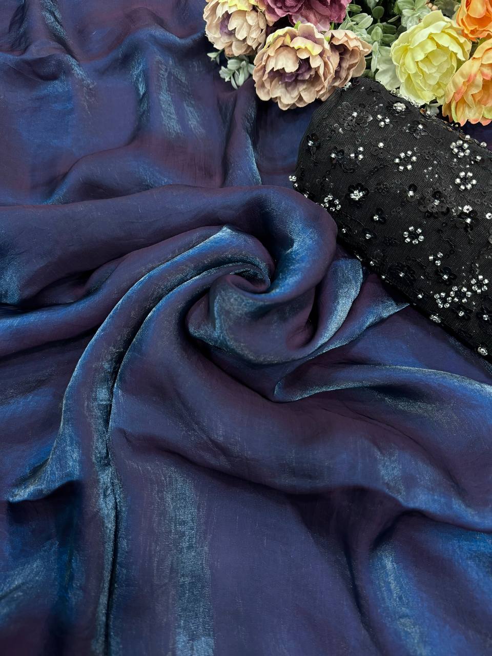 सीक्वेंस वर्क वाली डिज़ाइनर पार्टी वियर लुक साड़ी