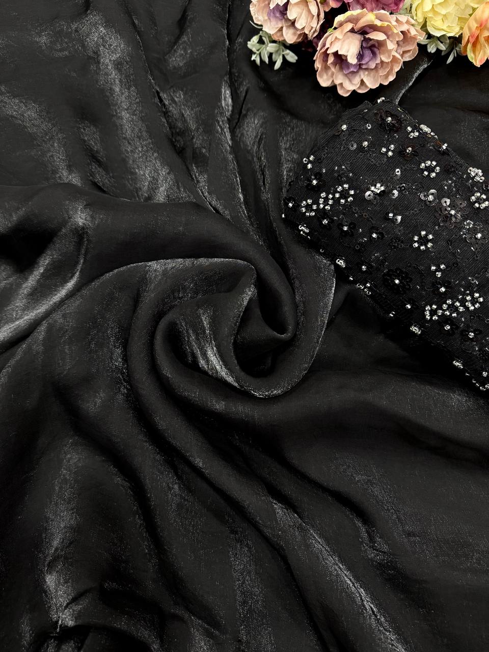 सीक्वेंस वर्क वाली डिज़ाइनर पार्टी वियर लुक साड़ी