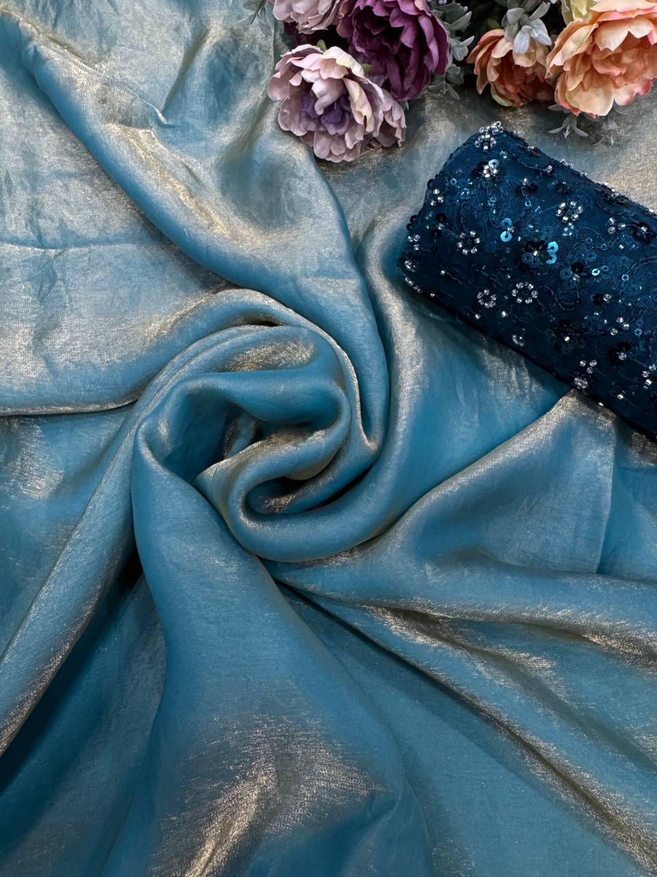 सीक्वेंस वर्क वाली डिज़ाइनर पार्टी वियर लुक साड़ी