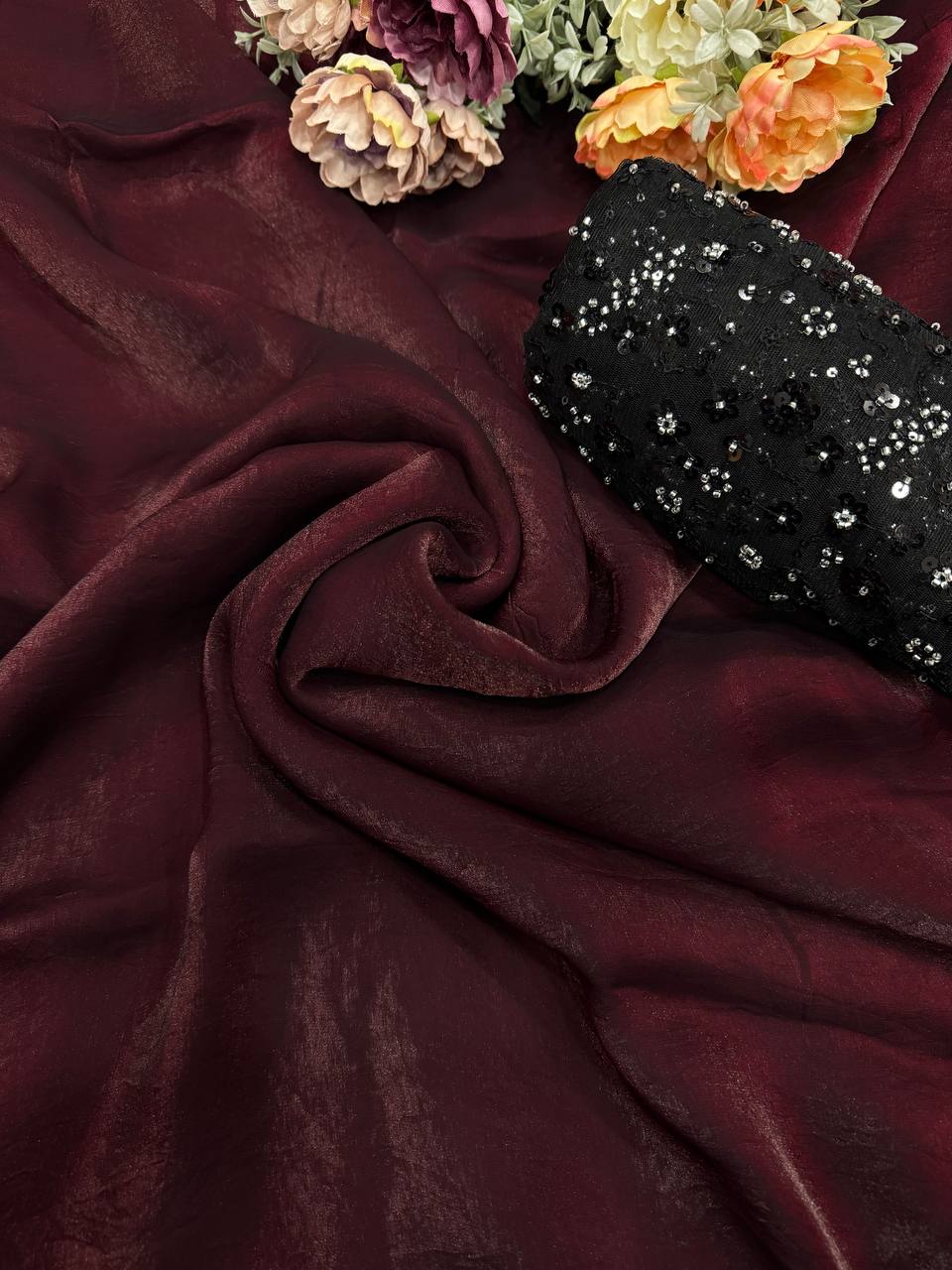 सीक्वेंस वर्क वाली डिज़ाइनर पार्टी वियर लुक साड़ी