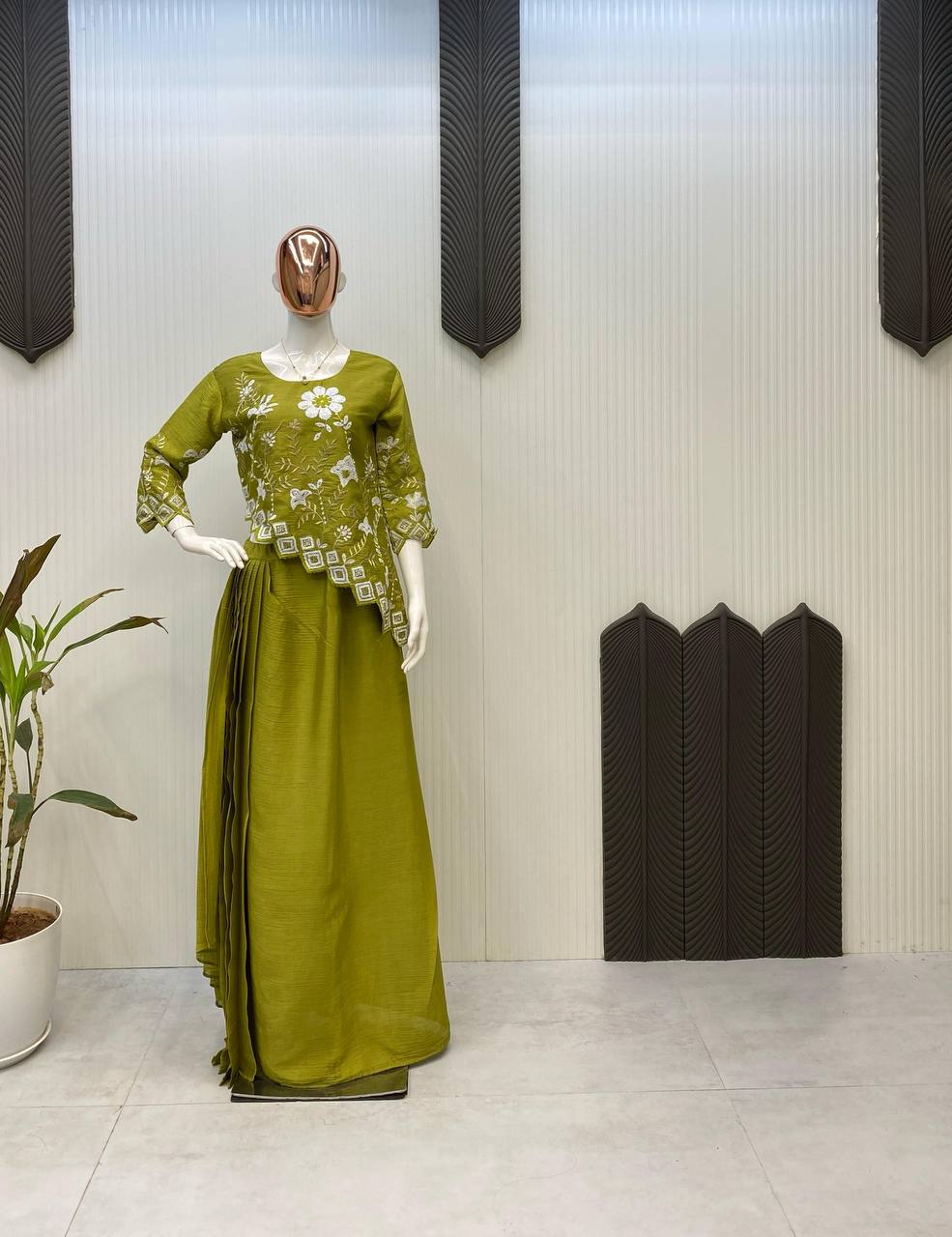 सीक्वेंस एम्ब्रॉयडरी वर्क के साथ डिज़ाइनर पार्टी वियर लुक इंडो वेस्टर्न