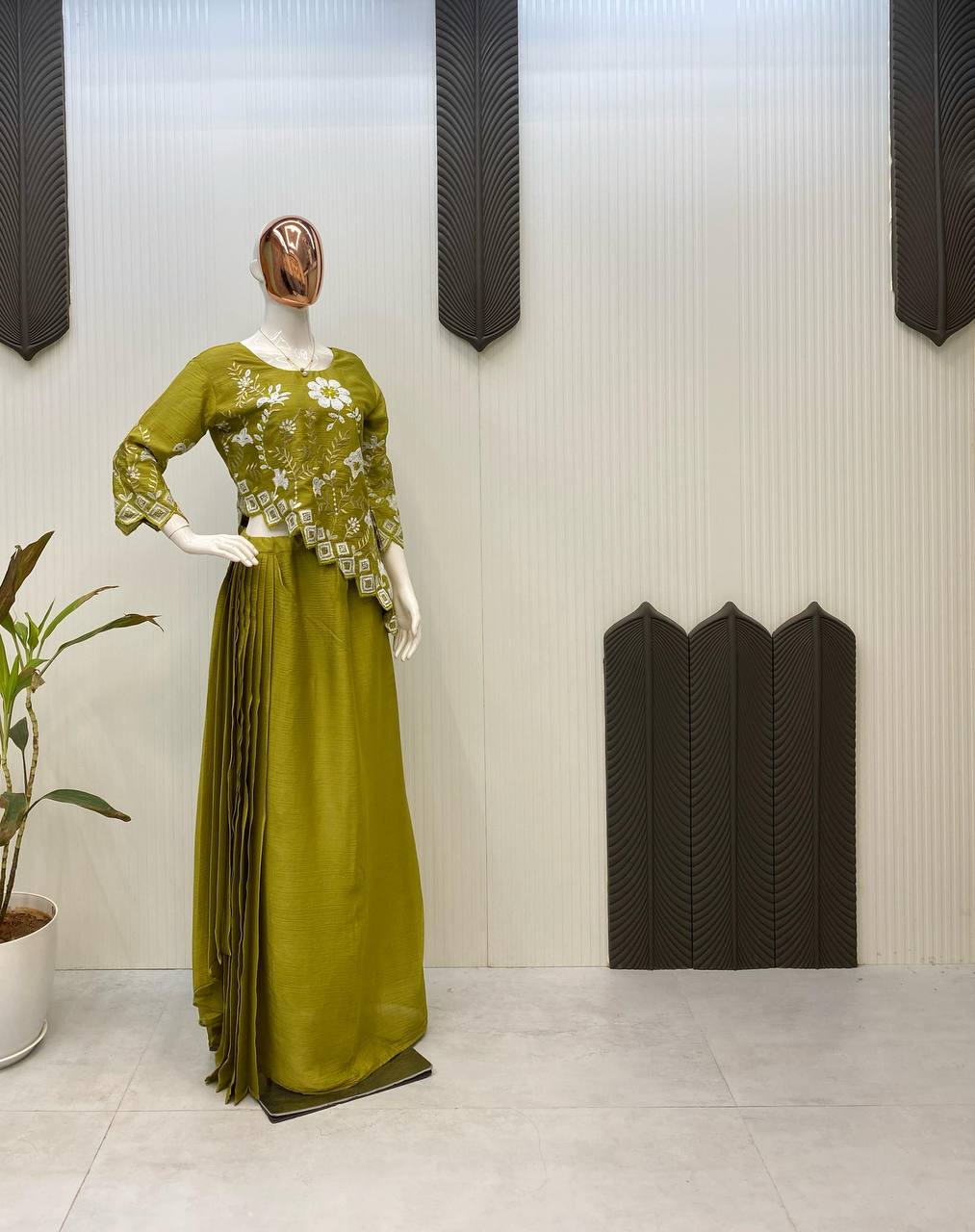 सीक्वेंस एम्ब्रॉयडरी वर्क के साथ ट्रेंडिंग पार्टी वियर इंडो-वेस्टर्न