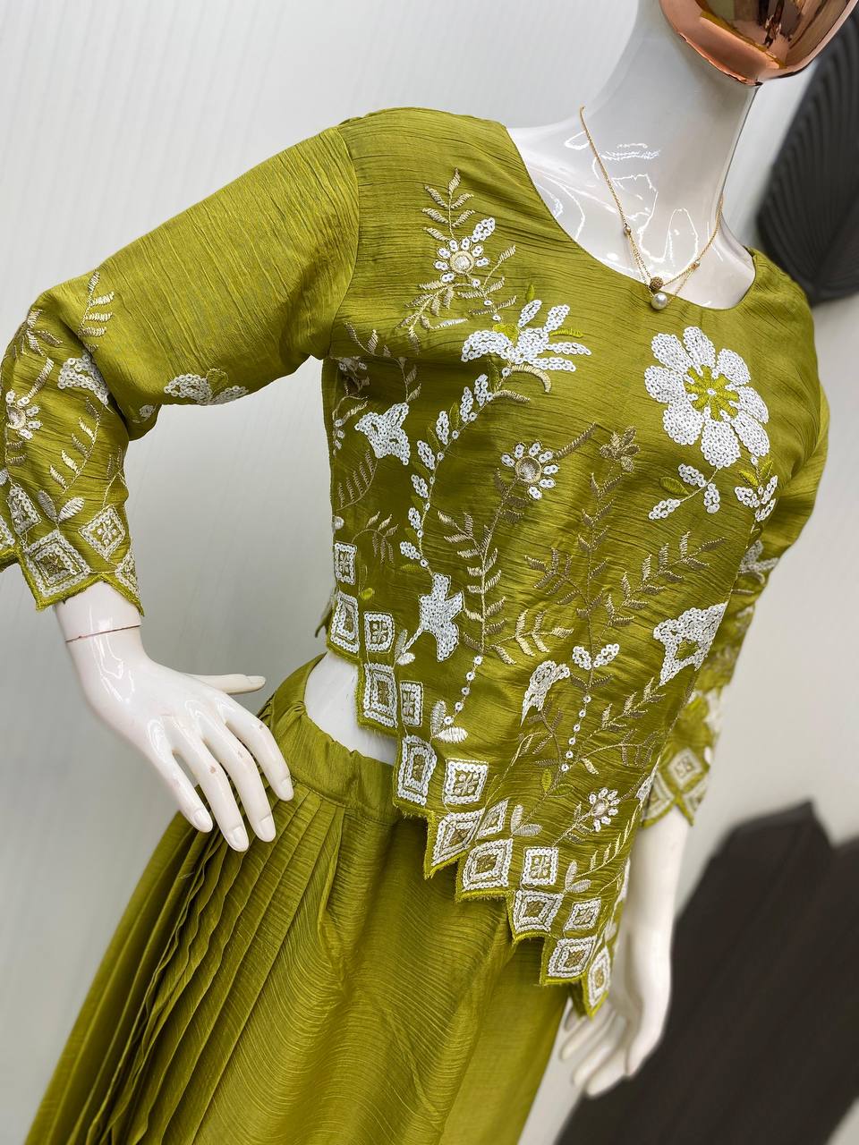 सीक्वेंस एम्ब्रॉयडरी वर्क के साथ ट्रेंडिंग पार्टी वियर इंडो-वेस्टर्न