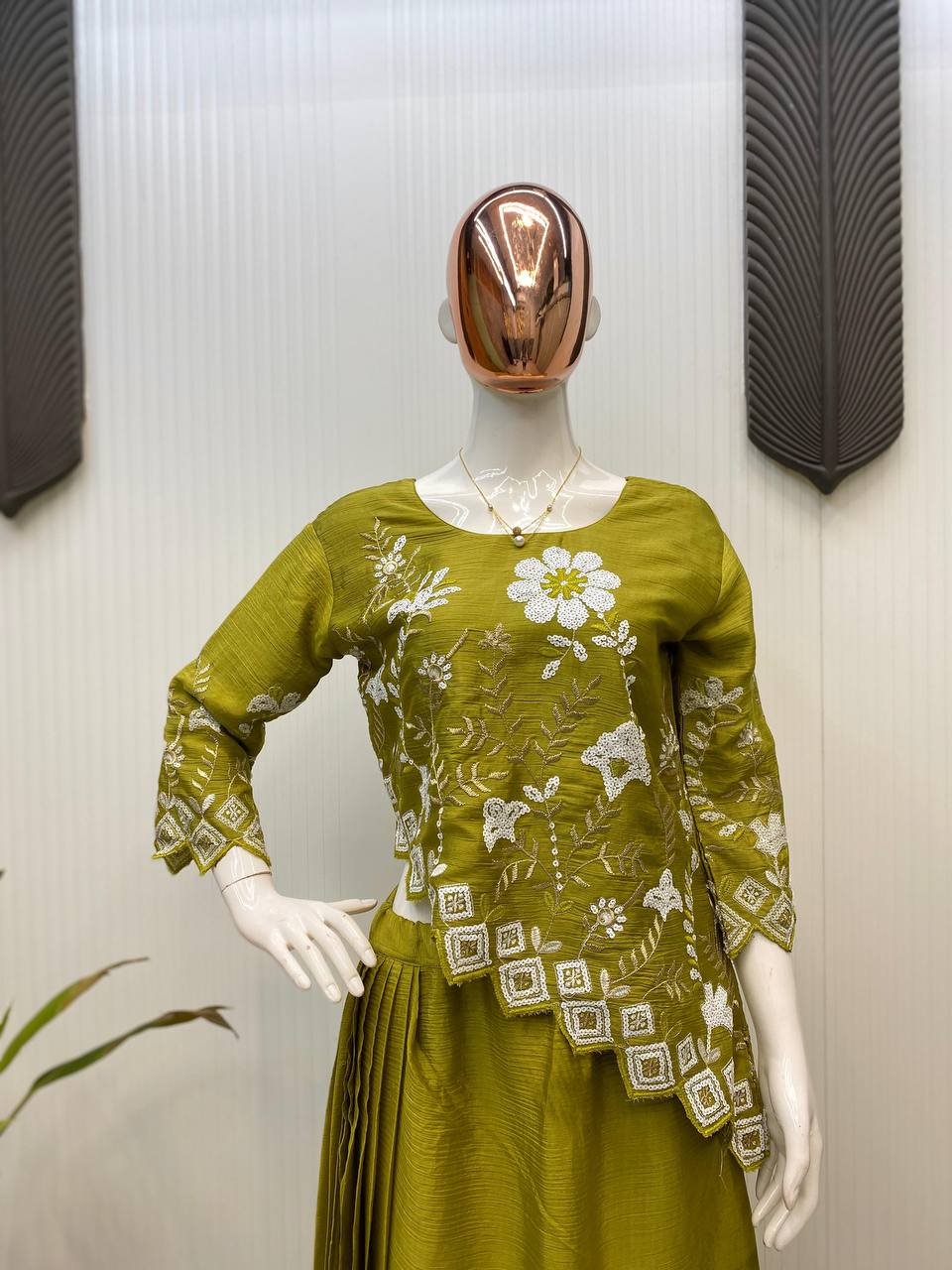 सीक्वेंस एम्ब्रॉयडरी वर्क के साथ ट्रेंडिंग पार्टी वियर इंडो-वेस्टर्न