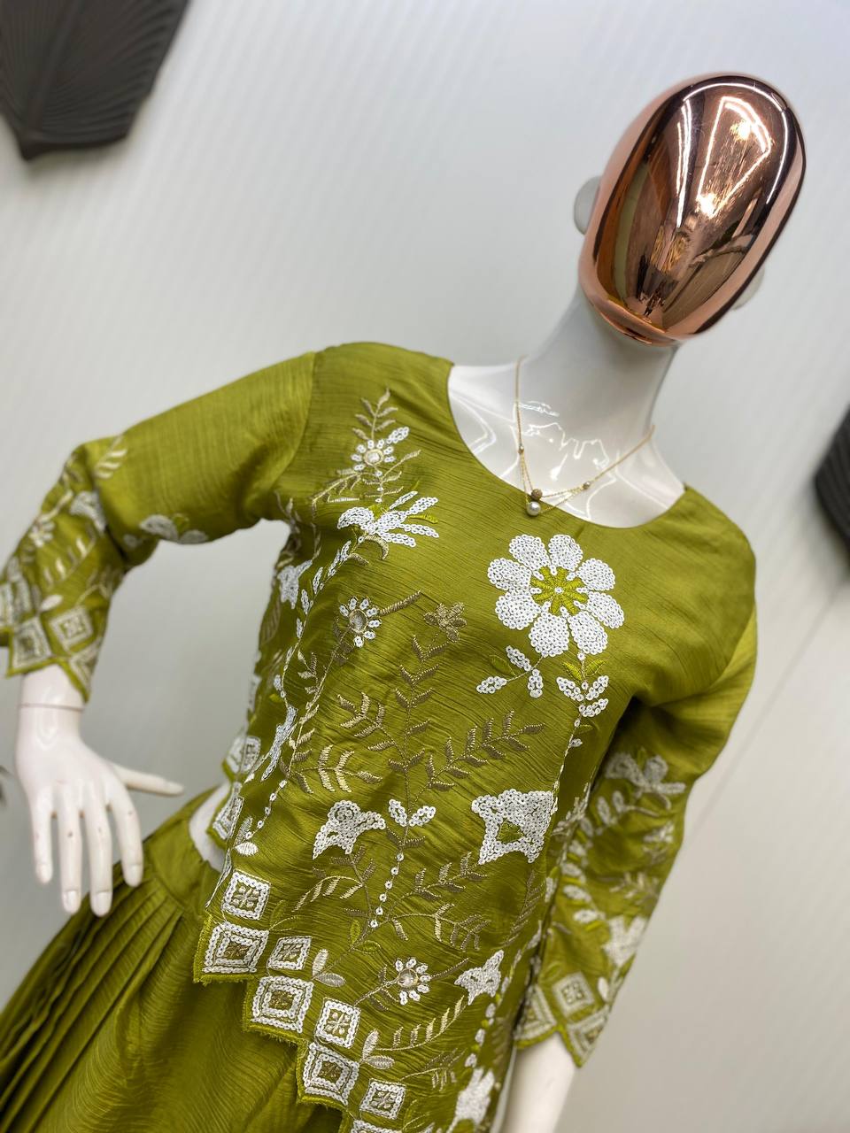 सीक्वेंस एम्ब्रॉयडरी वर्क के साथ ट्रेंडिंग पार्टी वियर इंडो-वेस्टर्न